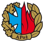 Emblemat Akademii Pożarniczej – stylizowany wieniec z dębowych liści, pośrodku niebieski krzyż i czerwona płomienna forma, napis 