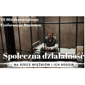 Na zdjęciu mężczyzna w więziennej celi, siedzi na łóżku ubrany w więzienny uniform, pozuje za kratami. W tle szare ściany. Na górze fragment napisu: „VII Międzynarodowa Konferencja Naukowa”, na dole duży napis: „Społeczna działalność”.